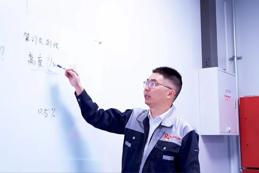 致敬劳模 | 从微光夜视到医疗级智能穿戴：王三昭的跨界创新之路