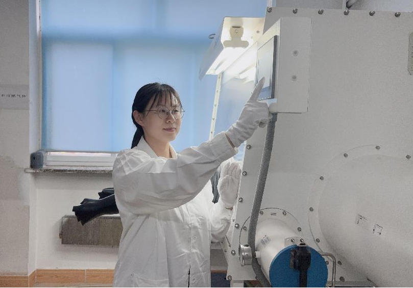 科研一线丨石爽爽：晶体生长虽慢，但每一步都通向光的未来